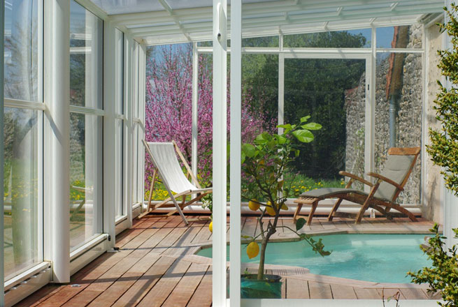 La piscine fleurie au printemps